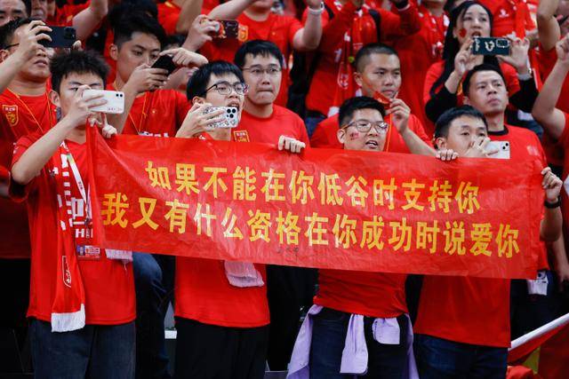 记者评论恩比德空接未起跳：这一幕体现了他的整体状态